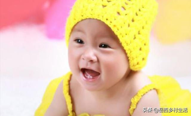 趴着一前一后三个人（三人趴是什么意思）
